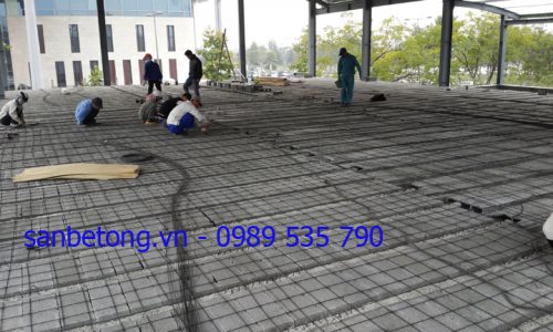 Công nhân lắp đặt lớp cốt thép dự ứng lực cho sàn bê tông nhẹ