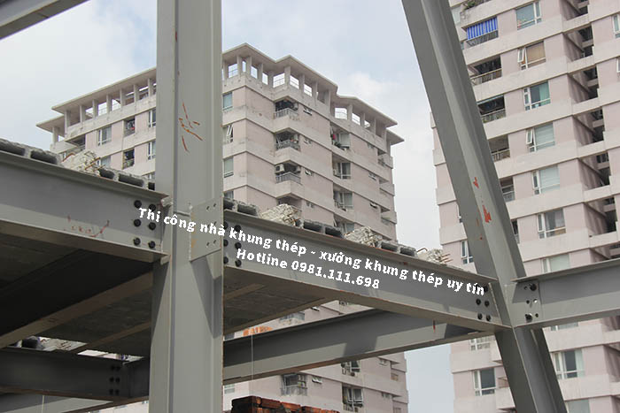 Một công trình xây dựng dùng khung thép là cột chịu lực