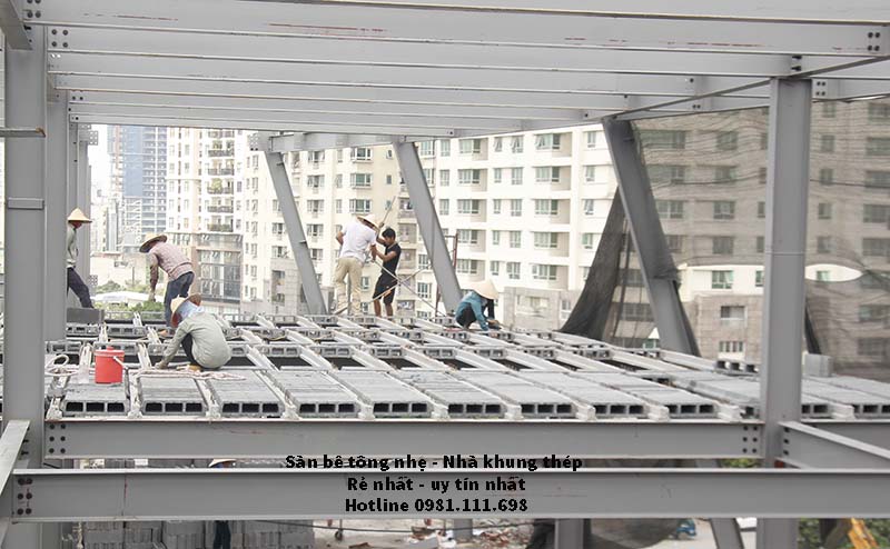 Công nhân đang thi công sàn bê tông siêu nhẹ 2.000m2 tại Cầu Giấy Công nhân đang thi công sàn bê tông siêu nhẹ 2.000m2 tại Cầu Giấy