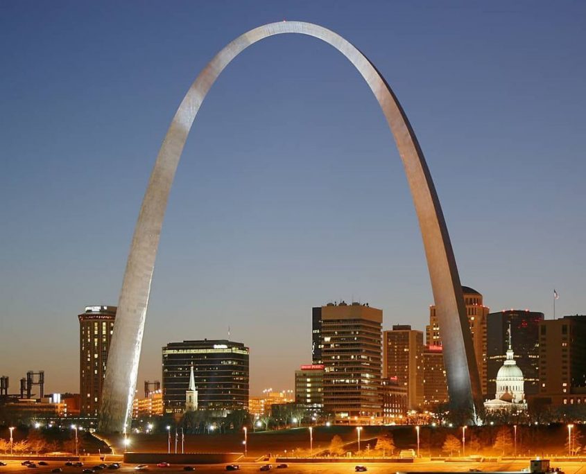 Cổng vòm bằng thép ở St. Louis cao 630 feet.
