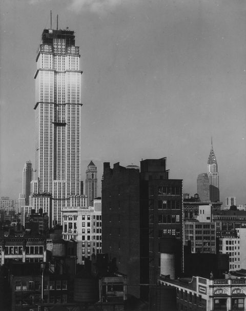 Tòa nhà Empire State đang được xây dựng với Tòa nhà Chrysler ở phía sau, 1930.