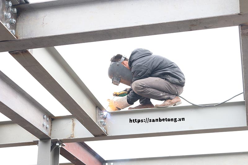 Công nhân hàn các điểm cho sàn bê tông Decking và nhà khung thép tại Nghi Tàm - Tây Hồ - Hà Nội
