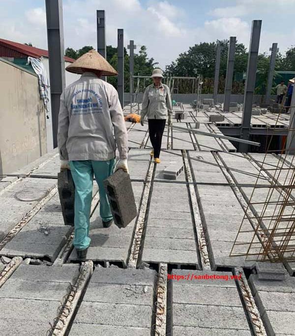 Vận chuyển gạch Block siêu nhẹ vào để lắp ghép